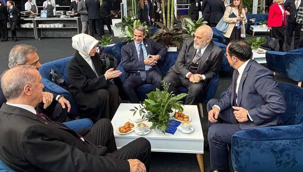 Hristodulidis birkaç dakikalığına da olsa Erdoğan ile birlikte oturdu