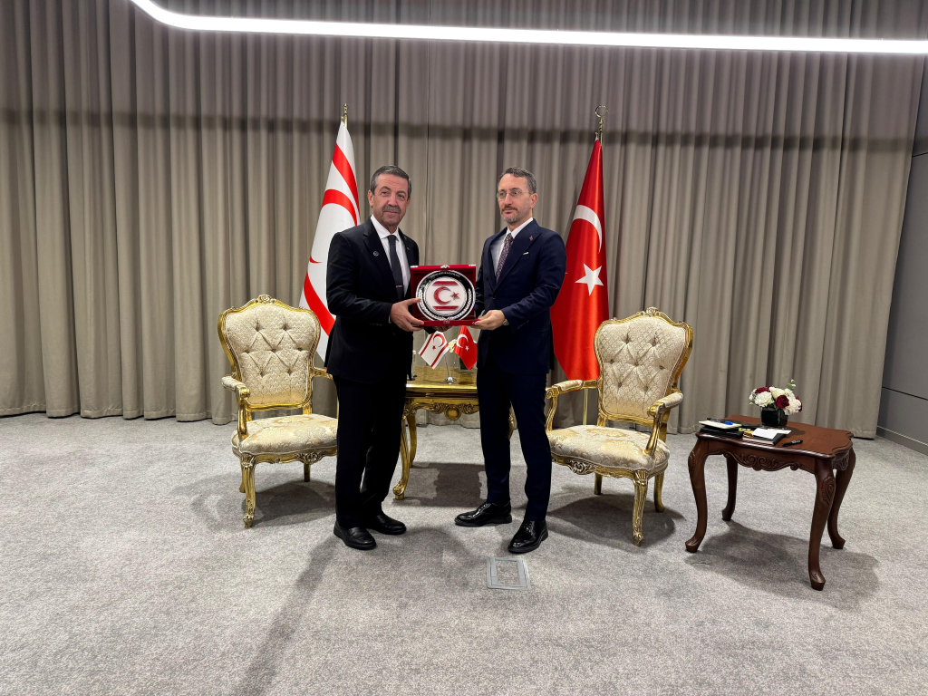 Dışişleri Bakanı Ertuğruloğlu, Türkiye Cumhurbaşkanlığı İletişim Başkanı Altun ile görüştü