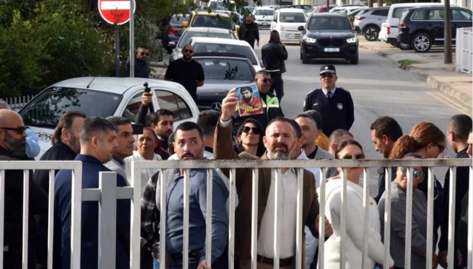 Sendikalar Maliye Bakanlığı önünde basın açıklaması yaptı