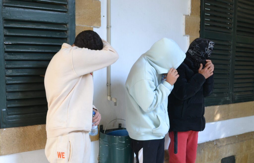 Gönyeli’de Şüpheli Araçta Bıçak, Sopa ve Uyuşturucu: Üç Zanlı Tutuklandı