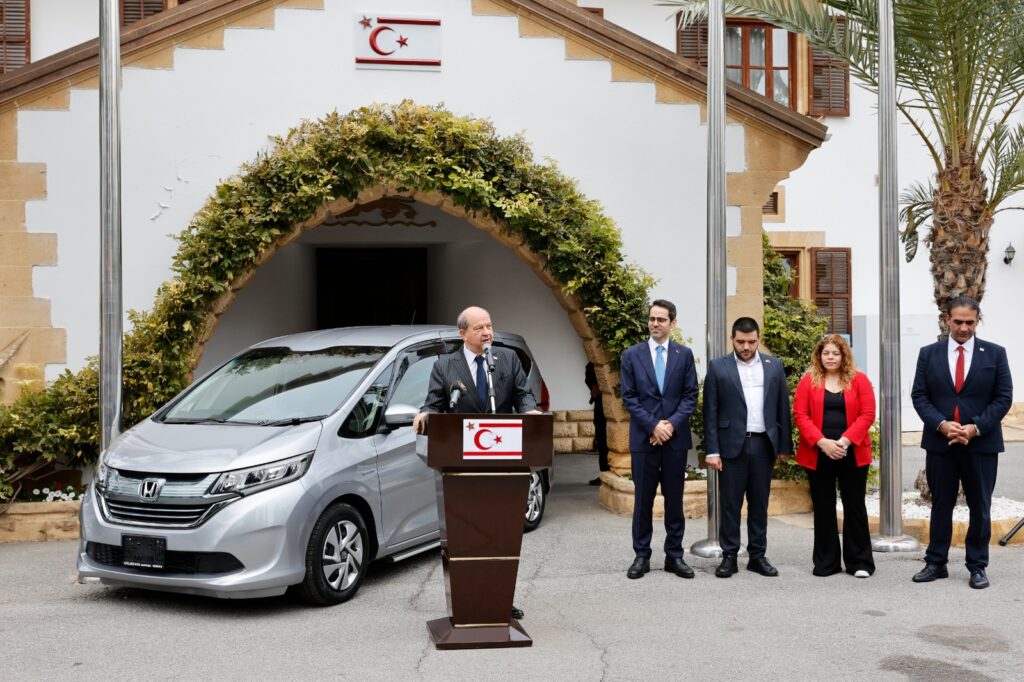 TC Lefkoşa Büyükelçiliği, Engelliler Federasyonu’na araç hibe etti