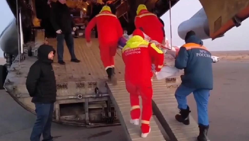 Rusya, Kazakistan’daki uçak kazasında yaralanan vatandaşlarını Moskova’ya naklediyor