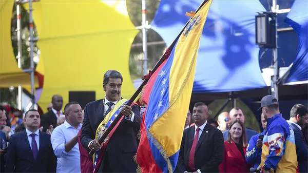 Venezuela’da yemin töreninden sonra Maduro, destekçilerini selamladı