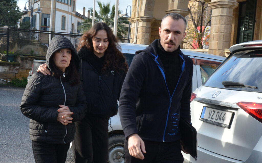 Akrabalarını dolandırdı!