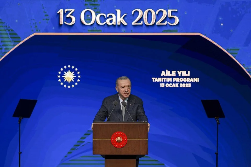 Yeni evlenene faizsiz 150 bin lira kredi, ilk çocuğa 5 bin lira destek
