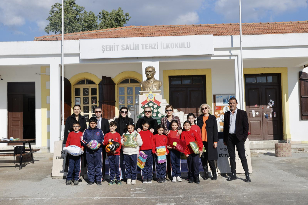 Sibel Tatar Gönendere Şht. Salih Terzi İlkokulu’nda çocuklara hediye dağıttı