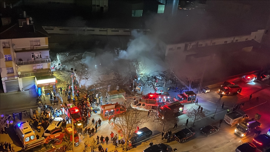 Konya’da 3 katlı bina çöktü!