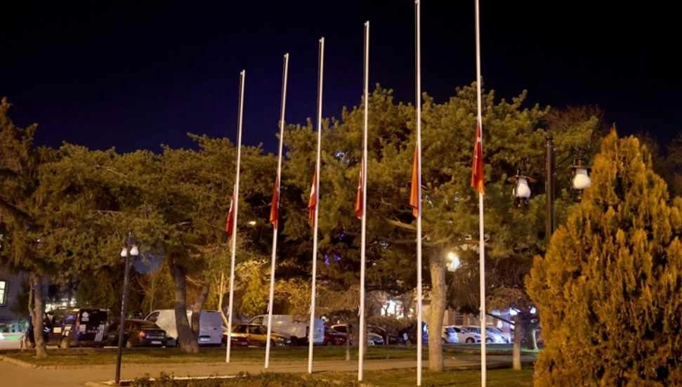 Milli yas ilanının ardından Türkiye’de bayraklar yarıya indirildi!
