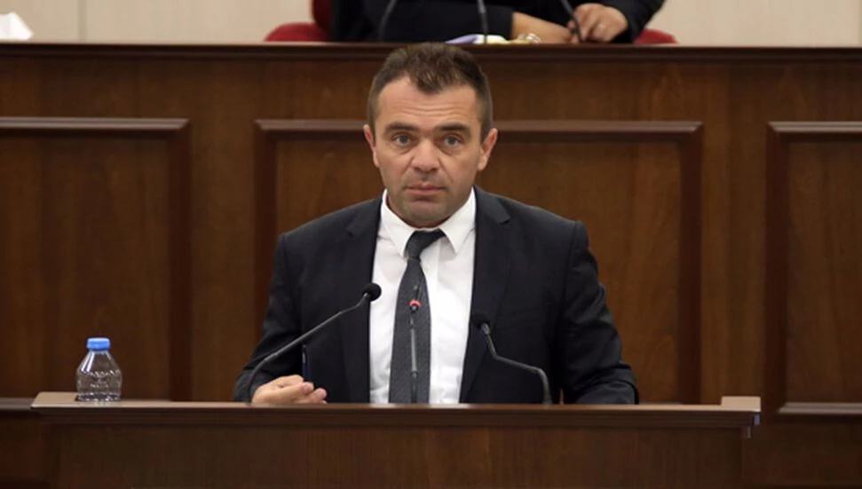 “Yollar çift şerit, yolsuzluklar maşallah dört şerit!”