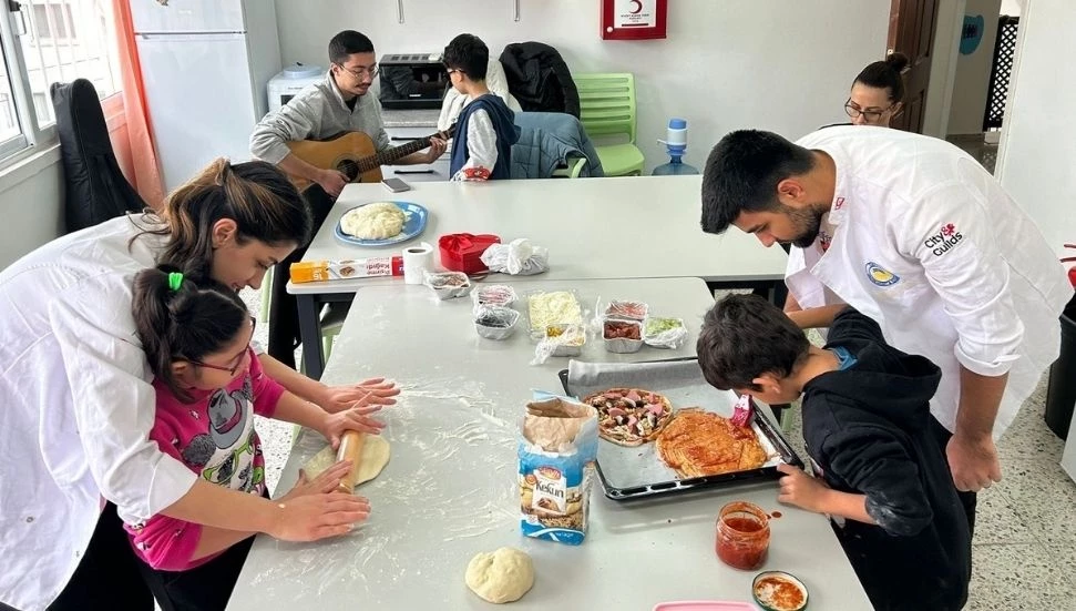 DAÜ’lü öğrencilerden görme engelli çocuklara lezzet ve müzik dolu gün