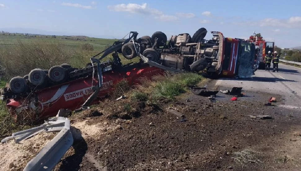 İskele-Ercan ana yolunda akaryakıt yüklü tanker devrildi, yol kapatıldı!