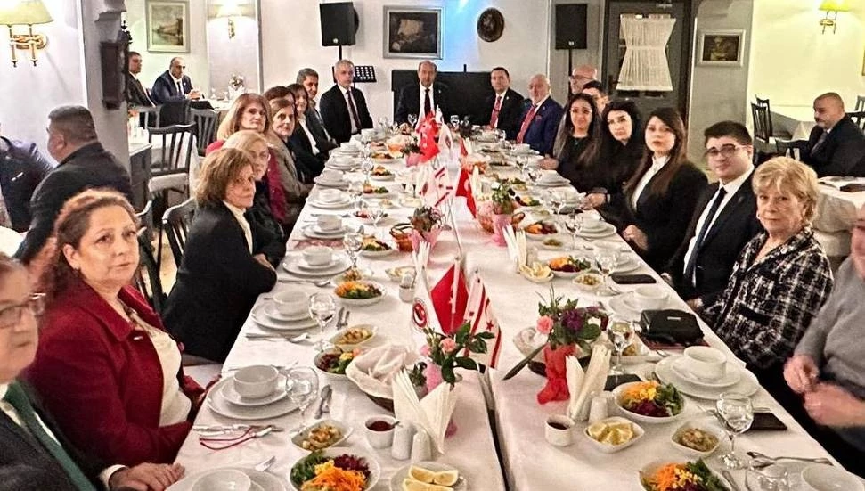 Ersin Tatar, Kıbrıs Türk Kültür Derneği Genel Merkezi’nde akşam yemeğine katıldı