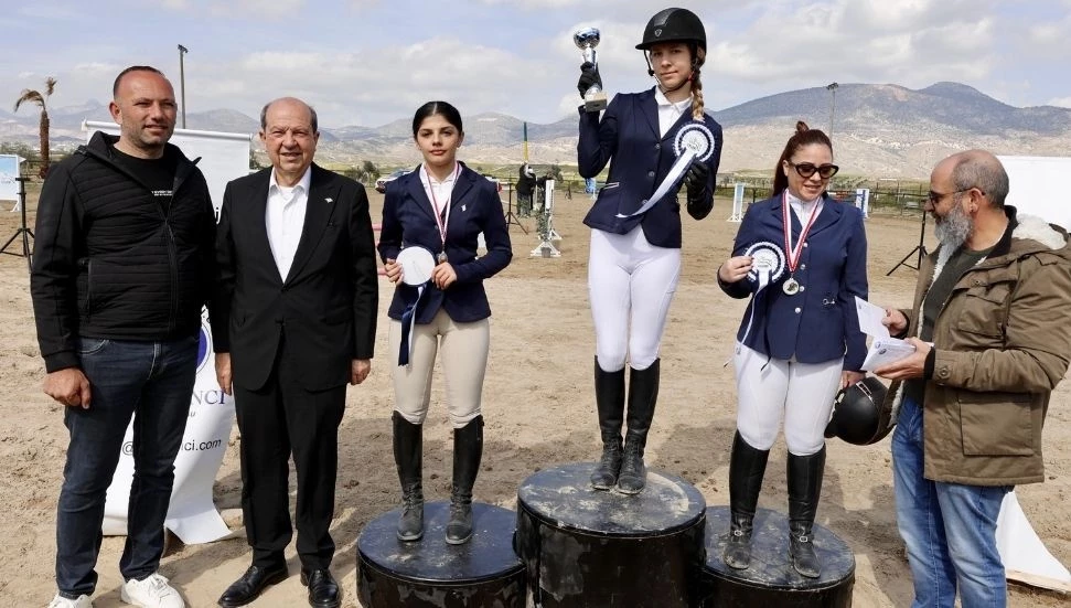 Cumhurbaşkanı Tatar, Çelebi Atlı Spor Kulübü Yarışları’nı izledi