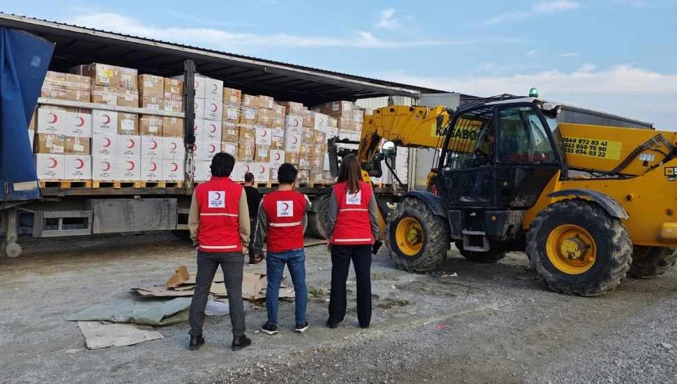 Türk Kızılay Kıbrıs Türk Kızılay’a 3 tır insani yardım malzemesi bağışladı