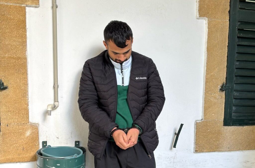 Lojman arkadaşının laptopunu aldı!