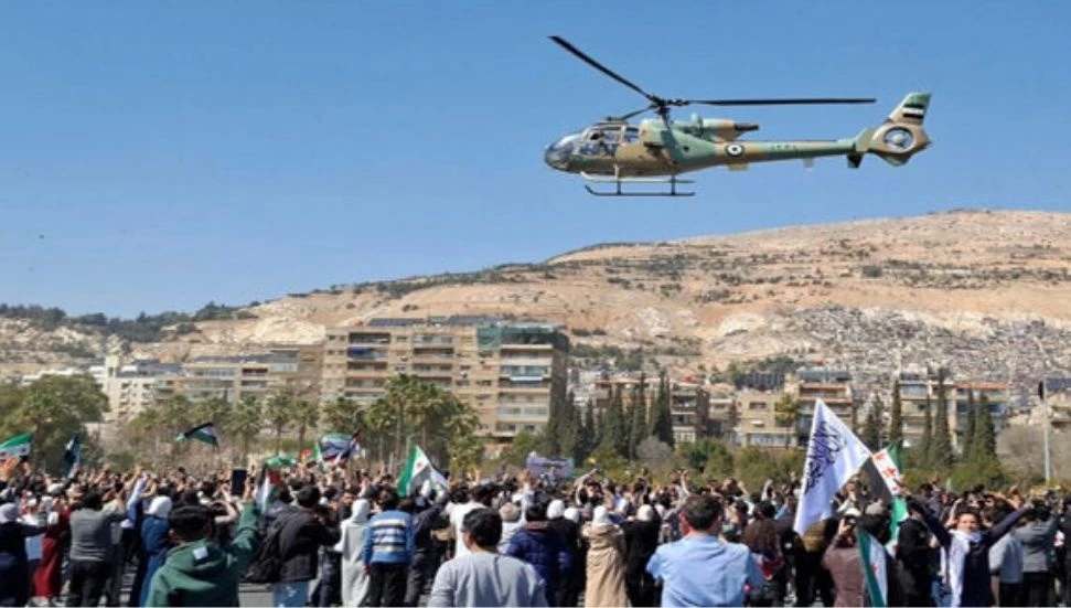 Suriye İç Savaşı’nın 14. yıl dönümü: Suriye ordusuna ait helikopterler halka havadan çiçek attı