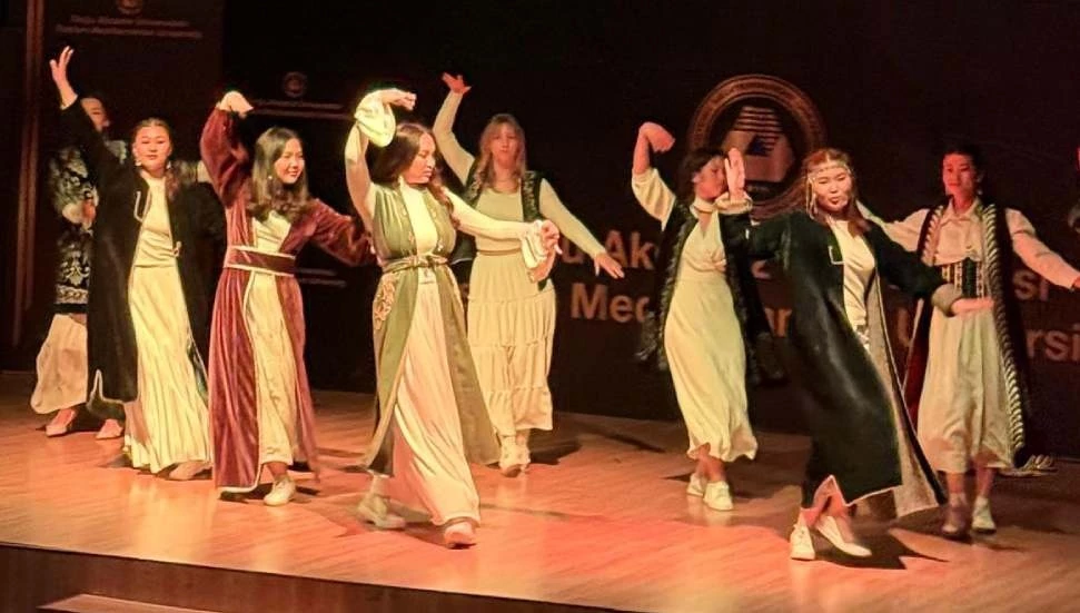 DAÜ’de Nevruz coşkusu: Öğrenciler yöresel kıyafetleriyle bayramı kutladı