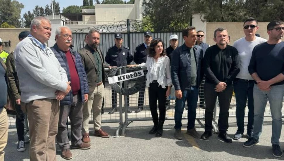 KTOEÖS’ten Türkiye Cumhuriyeti Elçiliği önünde siyah çelenkli protesto!