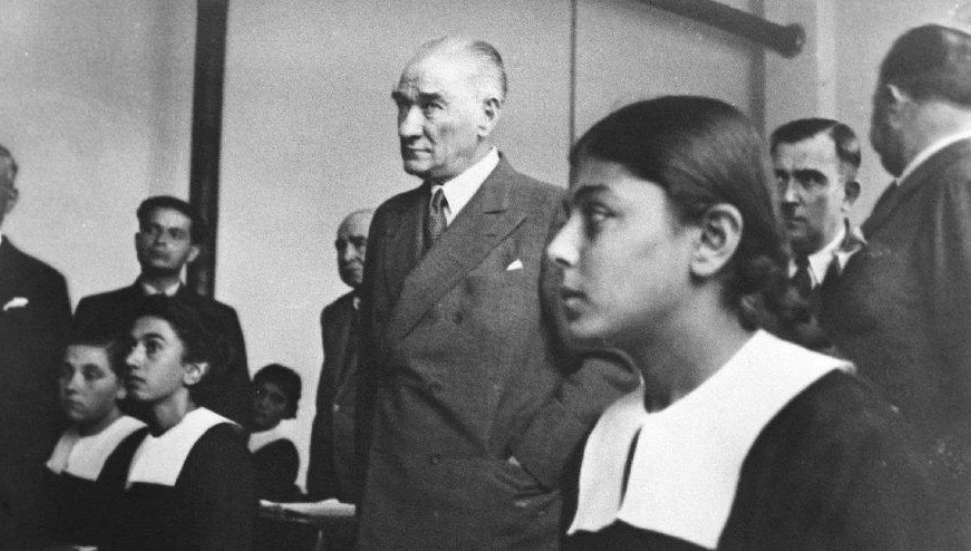 Öğretmenler, Atatürk fotoğraflarıyla laik eğitimi anlayışına bağlılıklarını yineledi