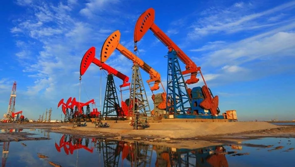 Petrol ABD enflasyon verisi sonrası kazançlarını korudu