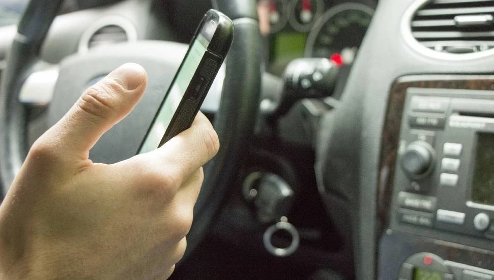 Araçta seyir halindeyken cep telefonu kullanan sürücüye bin 810 TL para ve 15 puan cezası