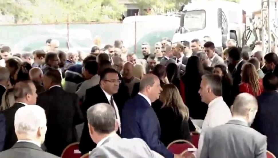 Sosyal Konut Projesi’nin temel atma töreninde Üstel’in konuşma yaptığı esnada bir katılımcı fenalaştı