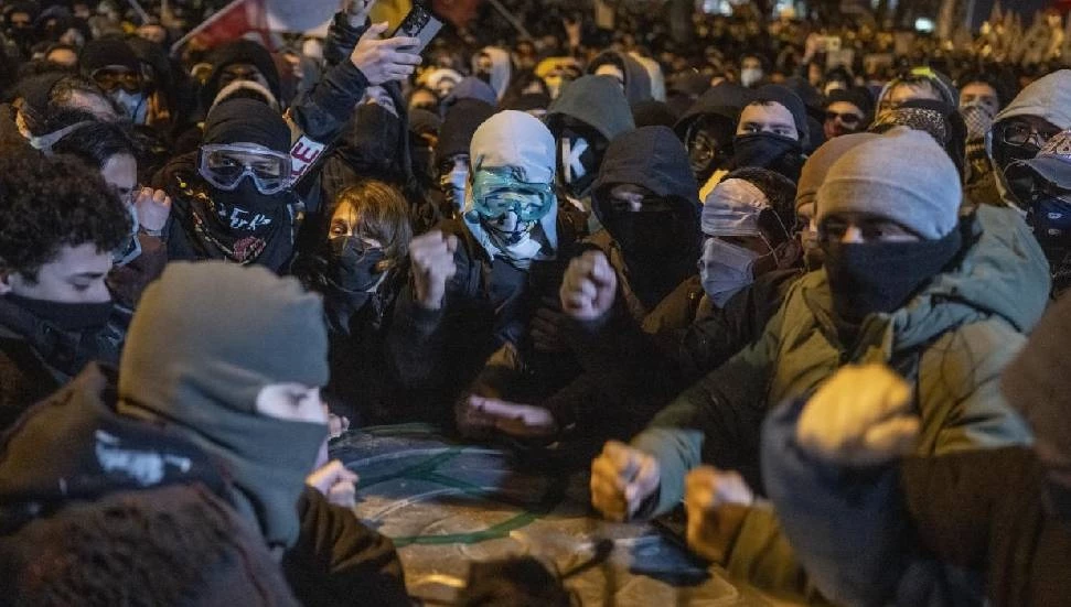 Dört ilçede eş zamanlı asayiş ve trafik denetimi: 846 sürücü rapor edildi, 4 tutuklu