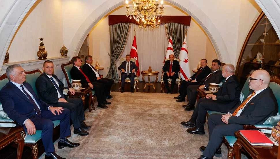 Ersin Tatar, Cenevre öncesinde Meclis’te temsil edilen siyasi partilerle bir araya geldi