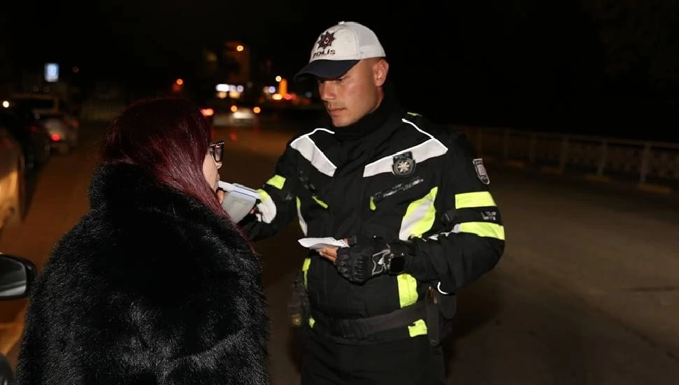 Bin 854 araç sürücüsü kontrol edildi: 327 yasal işlem, 2 tutuklu