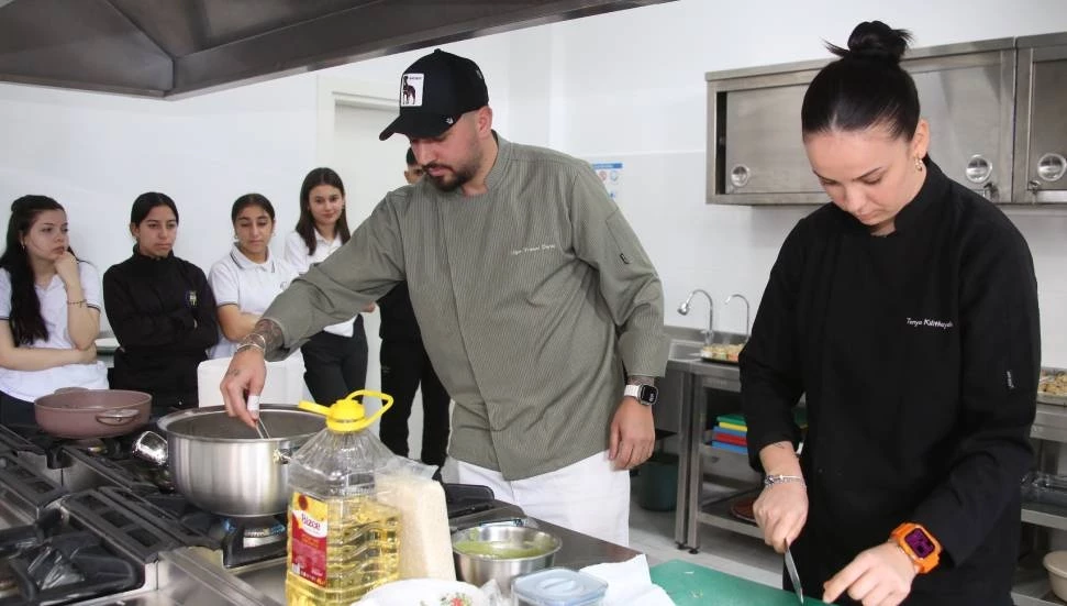 Tanya ve Uğur, gençlerle bir araya geldi!