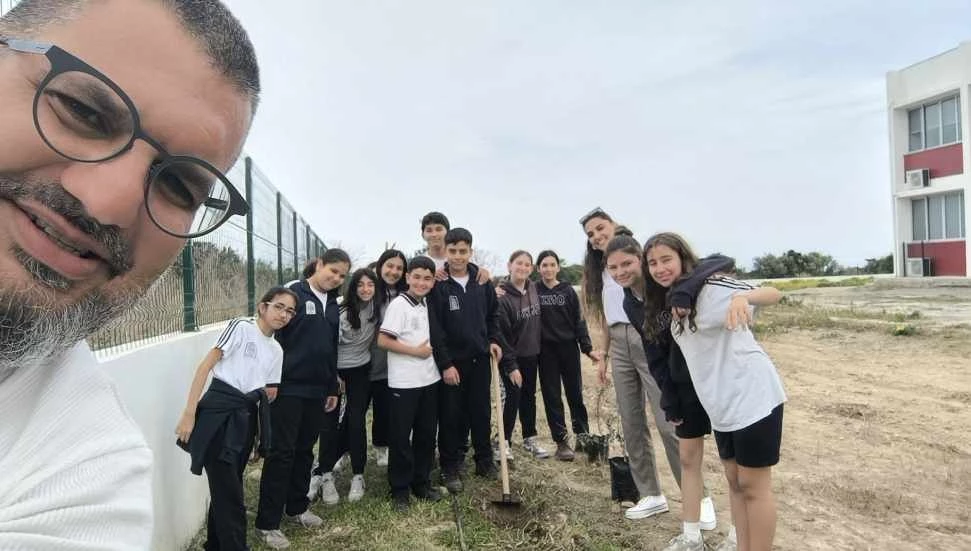 “Hiç yeşil olmayan okulumuza 100’den fazla zeytin dikildi!”