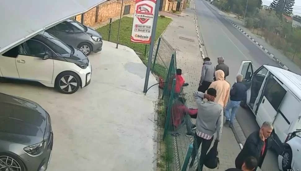 Araç metrelerce sürüklendi, servis aracı yasal kapasitesinin üzerinde yolcu taşıyordu!