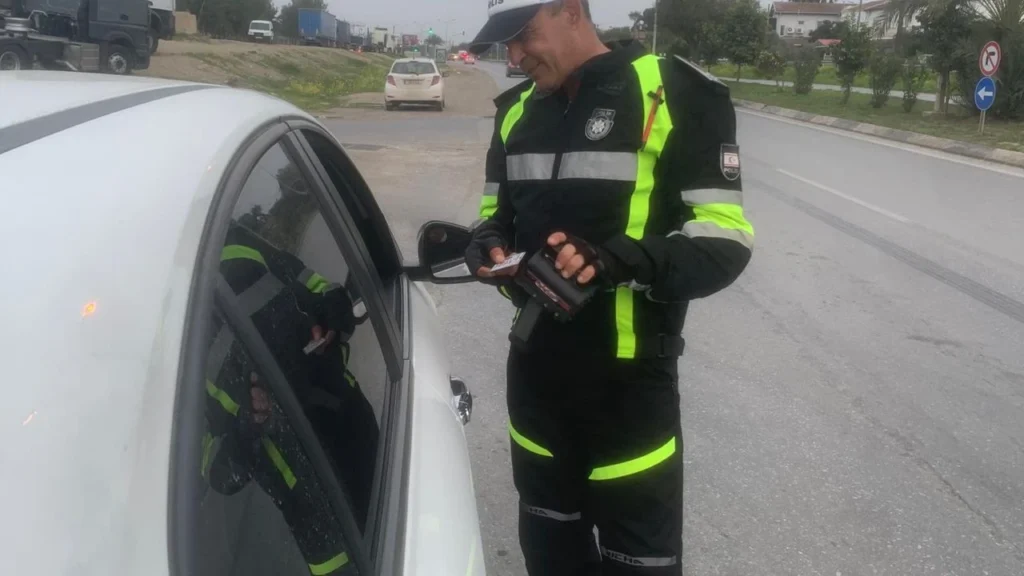 Ülke genelindeki trafik denetimlerinde 307 sürücü rapor edildi