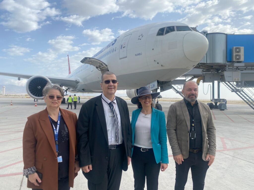 THY’nin ikinci geniş gövde uçağı Ercan’a teker koydu