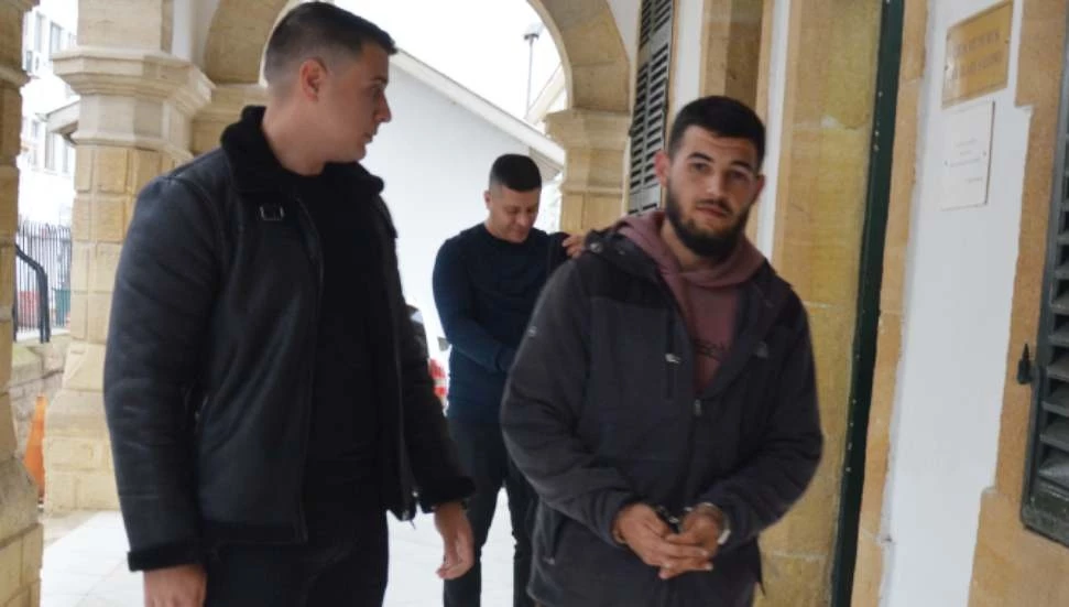 Evinde Mikrodalgada Silah ve Mermi Sakladı