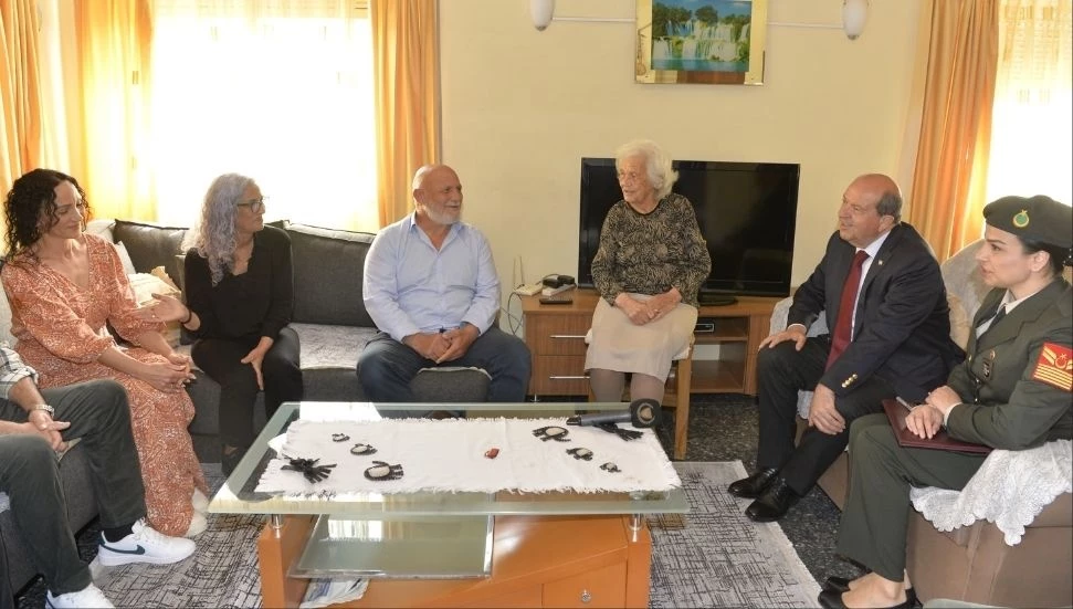 Ersin Tatar’dan şehit ailelerine bayram ziyareti: Şehitlerimizi ne unuturuz, ne unuttururuz