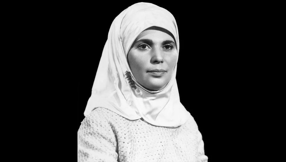 Mete Hatay: Kentli kadınların tesettüre girmesinin önünü açan kişi, Kıbrıslı bir ailenin kızı Şenler!