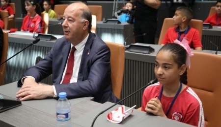Dinçyürek’ten 23 Nisan mesajı: Çocuklara daha iyi bir gelecek sunmak hepimizin görevi