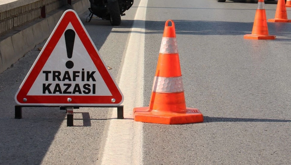 Yoldan çıkan araç marketin park yerine girdi