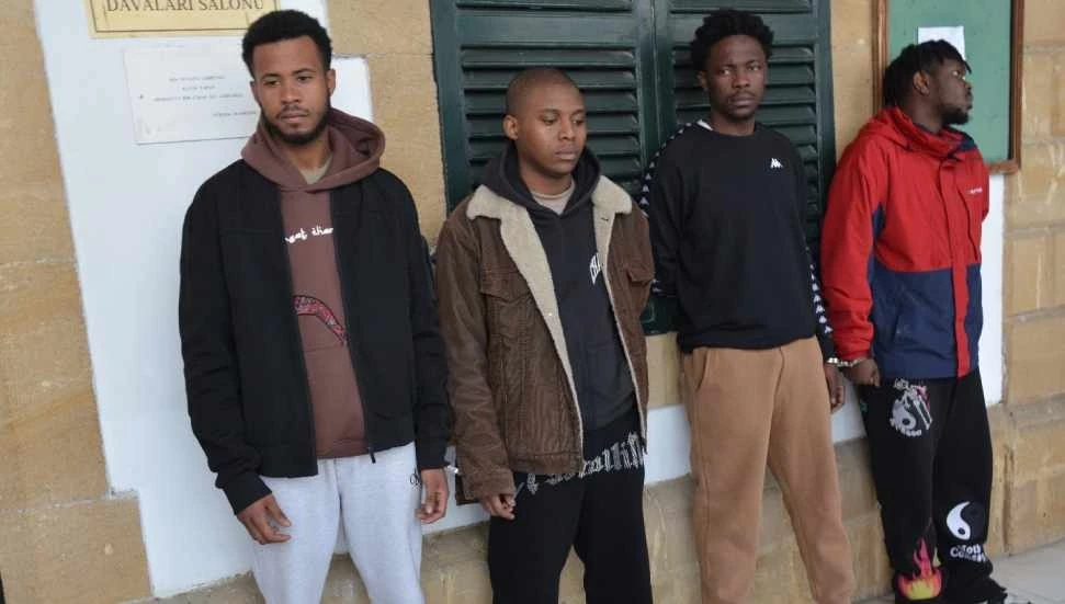 Sosyal medya üzerinden uyuşturucu aldılar: 8 gün daha tutuklu kalacaklar