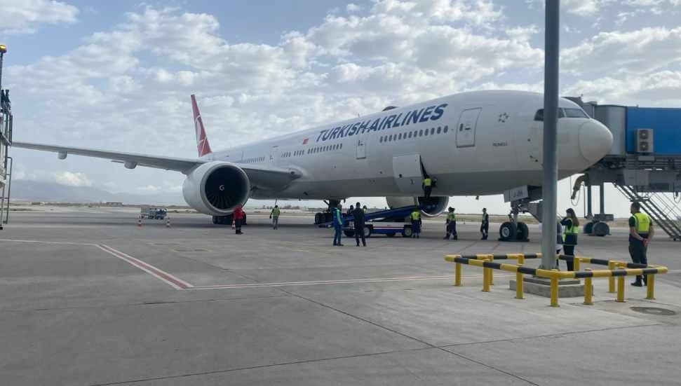 THY’nin ikinci geniş gövdeli Boeing 777 uçağı Ercan Havalimanı’na indi