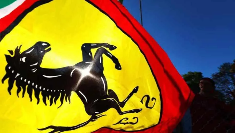 Sırbistan’da hükümet karşıtı protestoların sembolü Ferrari bayrağı
