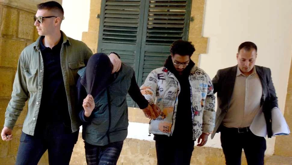 Uyuşturucu ve hırsızlık suçlarından itham edildiler!