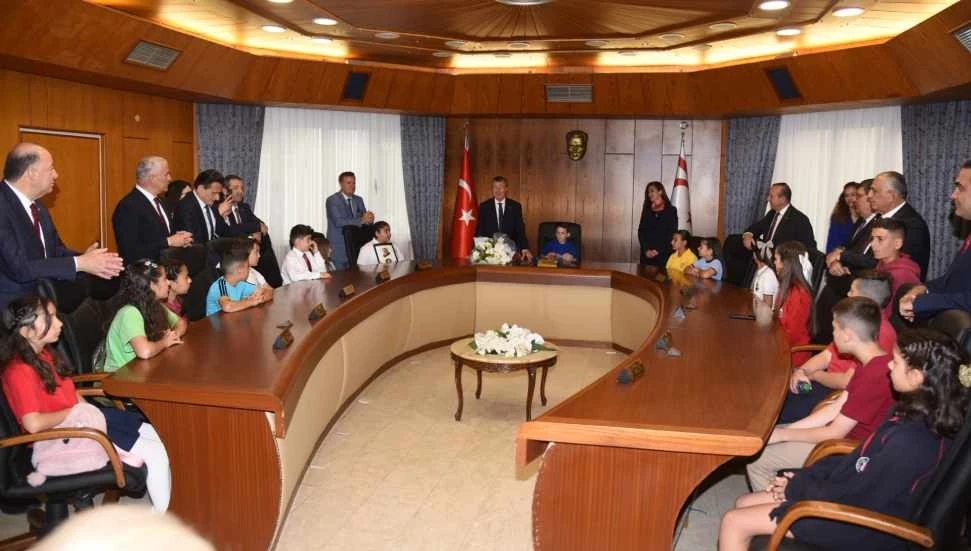 Bakanlık koltukları çocuklara devredildi