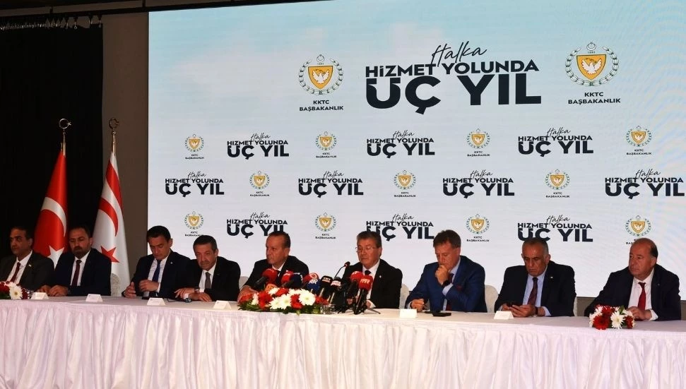 Hükümet yetkilileri, “Halka Hizmet Yolunda Üç Yıl” toplantısında basın mensupları yanıtladı