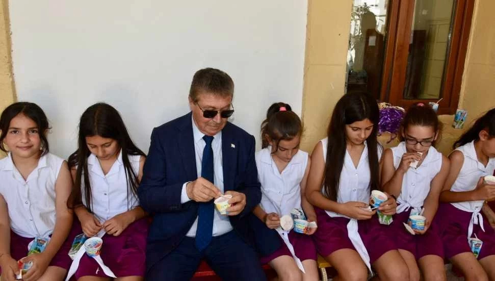 Üstel, Minareliköy Süt Toplama Merkezi’nin açılışına katıldı, öğrencilere süt ve dondurma dağıttı