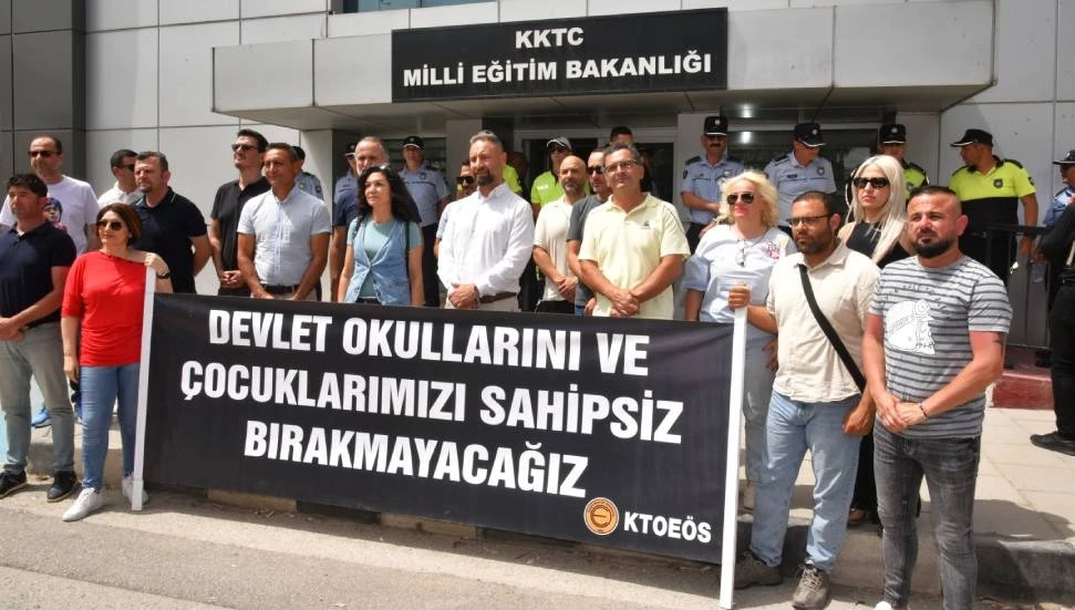 KTOEÖS ve KTÖS’ten ortak eylem: Devlet okullarını ve çocuklarımızı sahipsiz bırakmayacağız