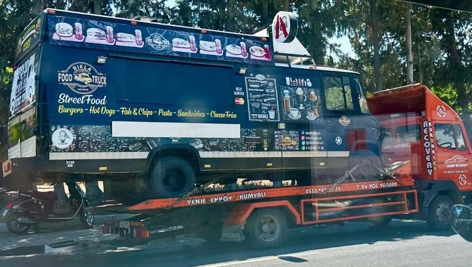 Girne’de trafikte tehlikeli görüntü: Çekicinin kapasitesini aşan yük!