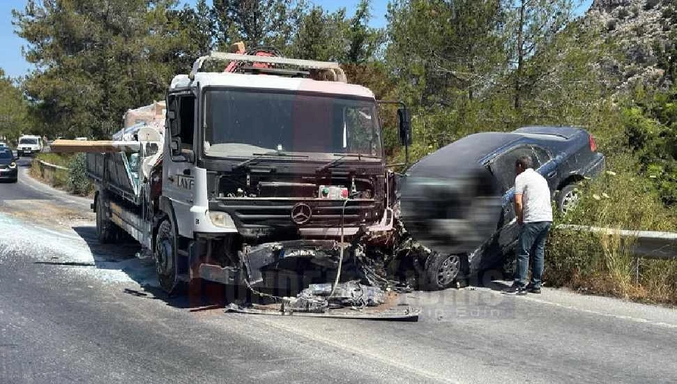 Girne Dağyolu’nda feci kaza: Araçta iki kişi sıkıştı