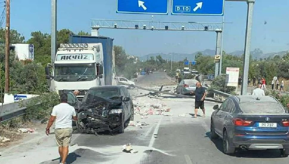 Girne-Lefkoşa ana yolundaki kazanın detayları belli oldu: TIR sürücüsü tutuklandı, 1 kişinin tedavisi sürüyor